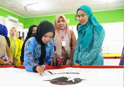 GoRiau Ketua TP PKK Riau Kagumi Karya Batik Anak SLBN Pembina Pekanbaru