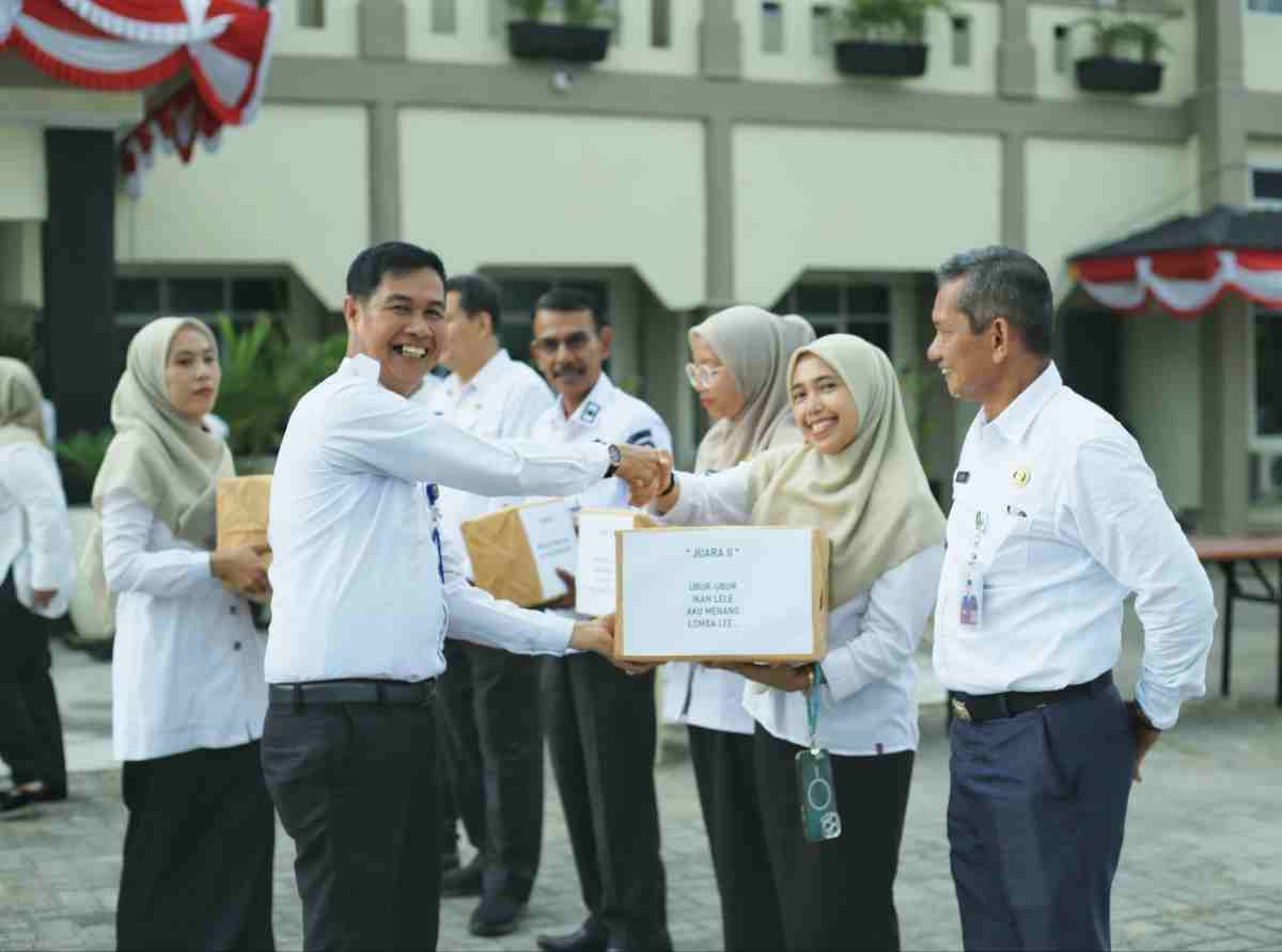 Puncak Semarak HUT ke-81 RI di Meranti, Sekda Sudandri Bagikan Hadiah Lomba ASN