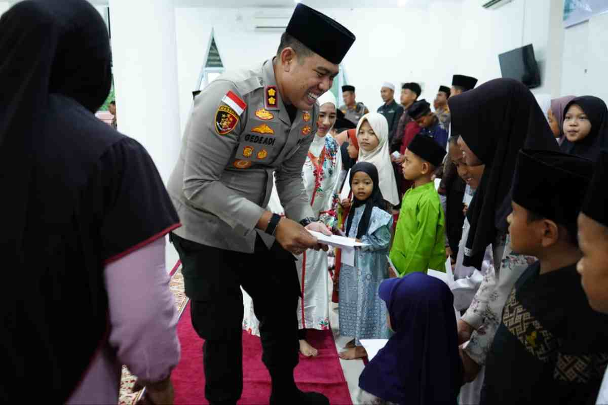 Teladani Akhlak Rasulullah, Ratusan Personel Polres Kepulauan Meranti Bagikan Tali Asih