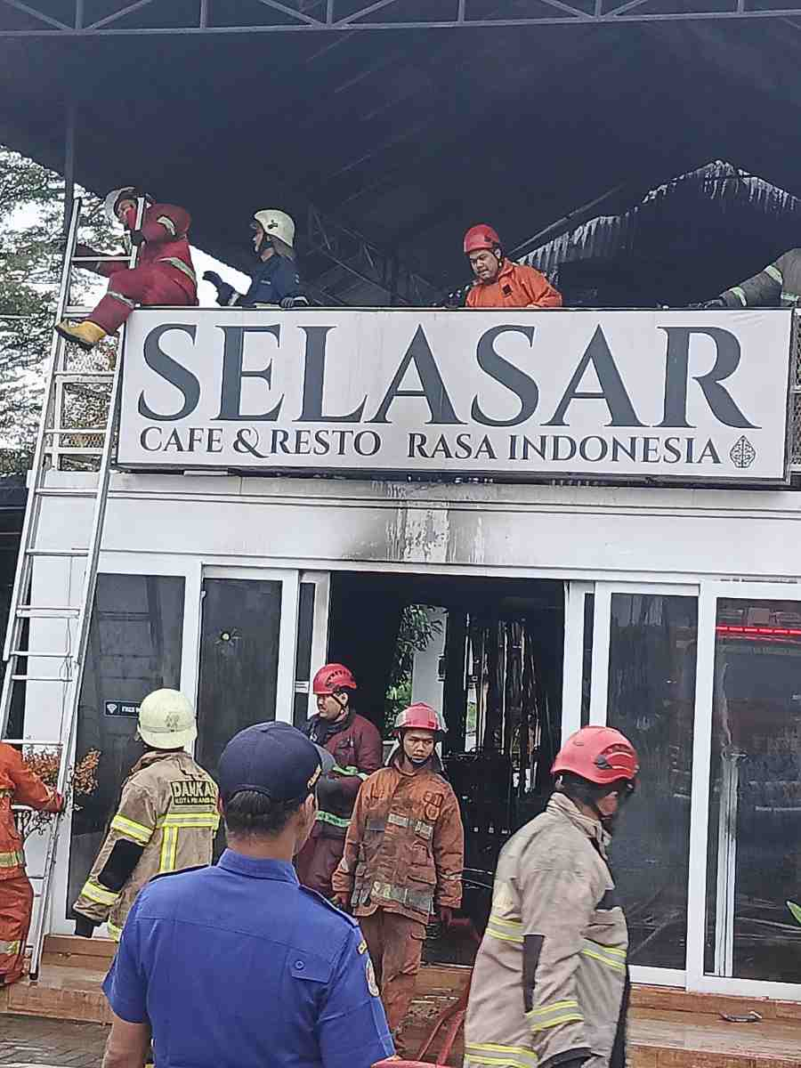 Kafe Dua Lantai di Jalan Kartama Ludes Terbakar, Damkar Pekanbaru Kerahkan Tujuh Armada