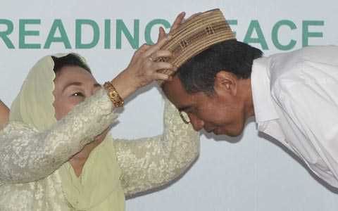 Wuih, Jokowi Dapat Hadiah Kejutan Peci Milik Gus Dur, Eh, Makainya Miring