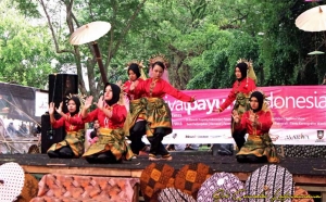 GoRiau Sanggar Sri Gemala Laksamana Tampil Menarik di Festival Payung Indonesia 2016