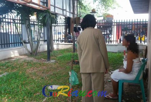Diduga Stres, Wanita Tua yang Hanya Mengenakan Karung Plastik Ini Hobi Menjemur Pakaian di Halaman Kantor Camat Mandau