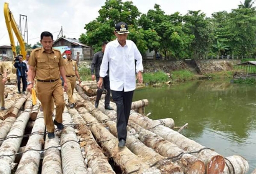Pastikan Pengerjaan Berjalan Baik, Bupati Kampar Tinjau Pembangunan Infrastruktur Pedesaan yang Sedang Dikerjakan