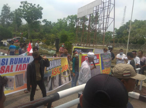 Warga Bukit Ranah Demo ke Kantor Bupati Minta Kadesnya Dinonaktifkan