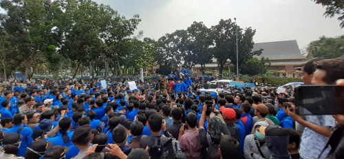 Minta Presiden Keluarkan Perppu untuk Batalkan UU KPK, Ratusan Mahasiswa UIR Kembali Datangi DPRD Riau