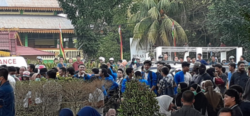 Tidak Diperbolehkan Masuk, Mahasiswa UIR yang Orasi di Depan Gedung DPRD Riau Jadi Tontonan Warga
