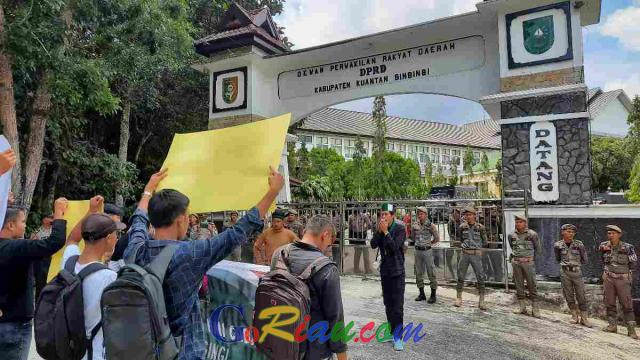 Desak Transparansi Anggaran Pacu Jalur, HMI Unjuk Rasa di Gedung DPRD Kuansing