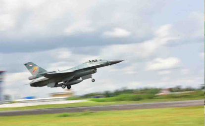 GoRiau Tiga Pesawat Tempur F 16 Lanud Lanud Roesmin Nurjadin Terbang ke Jakarta Siap Melaksanakan Misi