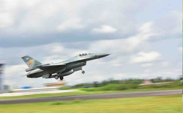 Tiga Pesawat Tempur F 16 Lanud Lanud Roesmin Nurjadin Terbang ke Jakarta Siap Melaksanakan Misi