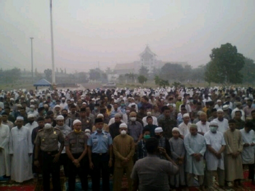 Ribuan Umat Muslim, Ikuti Salat Istisqa yang Digelar Polresta Pekanbaru di Halaman Masjid Agung Annur