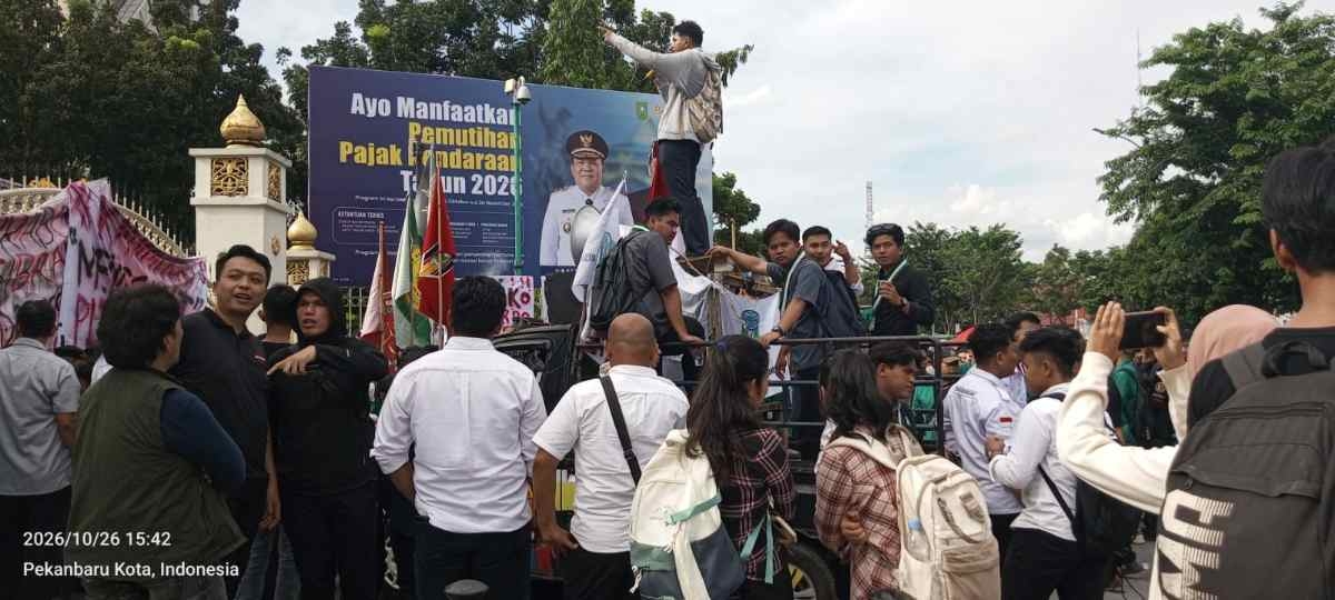 BEM Unri Kepung DPRD Riau, Desak Karhutla Ditetapkan sebagai Bencana Nasional