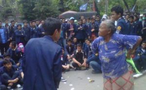 GoRiau Sedang Orasi di Kantor DPRD, Demonstran Dimarahi Nenek-nenek