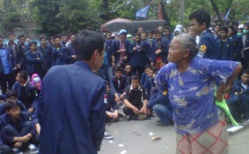 Sedang Orasi di Kantor DPRD, Demonstran Dimarahi Nenek-nenek