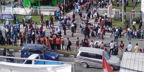 Tolak Kedatangan Jokowi, Mahasiswa Riau Pukuli Mobil Berisi Polisi