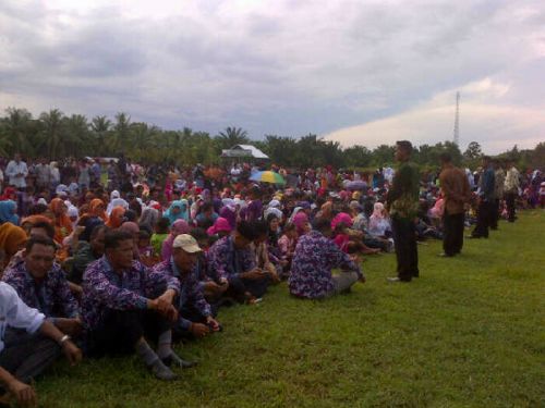 Ribuan Masyarakat 3T Tunggu Jokowi di Lapangan Sepakbola