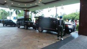 GoRiau Presiden Jokowi Mendadak Turun dari Mobil, Lalu Salami Warga Pekanbaru yang Ada di Pinggir Jalan