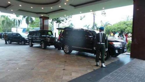 Presiden Jokowi Mendadak Turun dari Mobil, Lalu Salami Warga Pekanbaru yang Ada di Pinggir Jalan