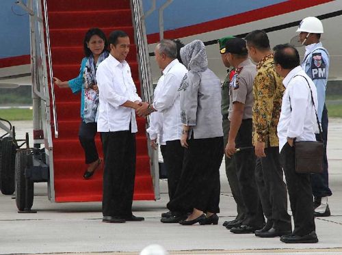 Tiba di Pekanbaru, Jokowi Menolak Pakai Karpet Merah dan Dipayungi