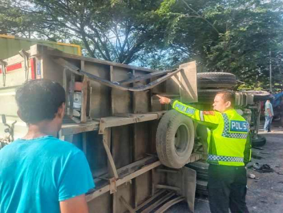 GoRiau Pikap Pengangkut Durian Tabrak Truk di Air Hitam Pekanbaru, Satu Penumpang Meninggal