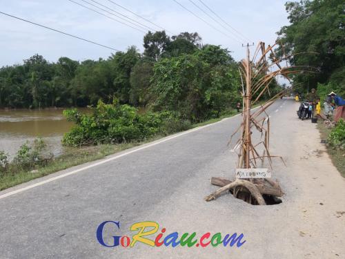 Ruas Jalan Lapaugading - Pangean Amblas Diterjang Banjir
