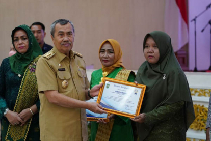 GoRiau Gubri Syamsuar Serahkan Hadiah Pemenang Lomba Perempuan Berdaya Bidang Ekonomi