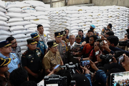 GoRiau Jelang Nataru, Gubernur Riau Cek Rumah Ibadah, Gudang Bulog dan Pos Keamanan