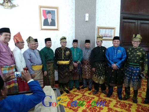 Tiba Lebih Awal dari yang Dijadwalkan, Zulkifli Hasan Dipakaikan Tanjak oleh Petinggi LAMR Provinsi Riau