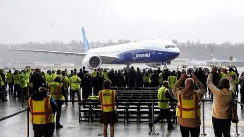 Pesawat Boeing Terpanjang di Dunia Uji Coba Terbang