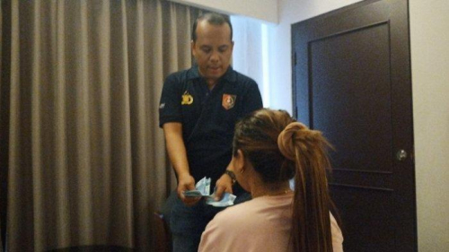 Digerebek Anggota DPR Andre Rosiade bersama Polisi di Padang, Wanita Asal Sukabumi Menghambur Tanpa Busana