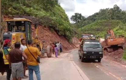 GoRiau Jalan Lintas Riau - Sumbar di Kampar Rawan Longsor, BPBD Ingatkan Pengendara Tetap Waspada