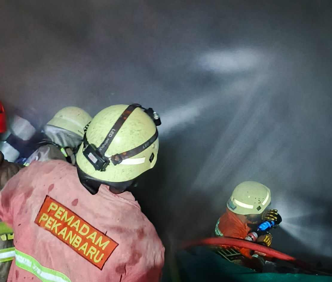 Ruko Elektronik di Jalan Sudirman Pekanbaru Terbakar, Api Hanguskan Lantai Satu