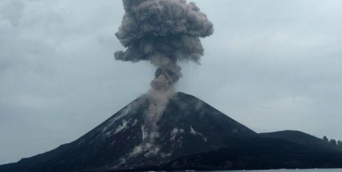 Riau Kirim Asap ke Sumbar, Letusan Marapi Sulit Dipantau