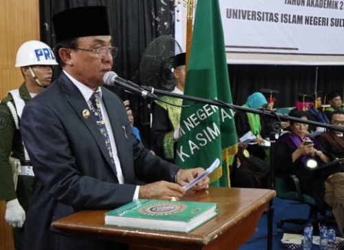 Orasi Ilmiah saat Acara Wisuda di UIN Suska Riau, Bupati Sampaikan Program Kampung Quran di Inhil