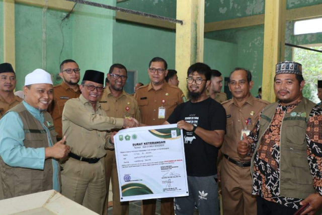 Pelaku Usaha Pemotongan Ayam Pasar Belantik Siak Terima Surat Keterangan Halal