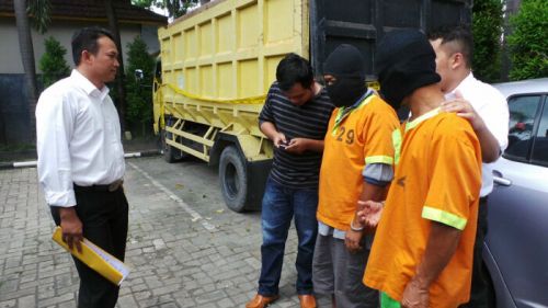 Polda Riau Amankan Dua Tersangka Pengangkut 43 Batang Kayu Olahan