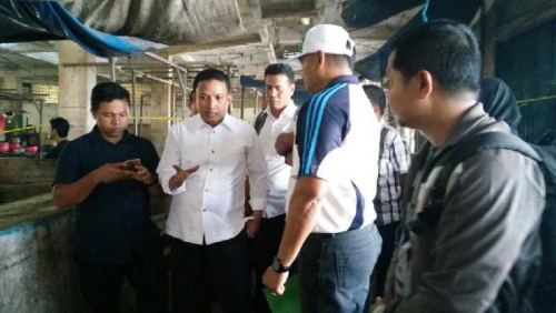 Tinjau Pasar Terapung yang Ambruk, Ketua DPRD Inhil Minta Pemkab Carikan Tempat Sementara untuk Pedagang