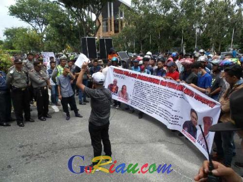 Puluhan Massa Unjuk Rassa di Kejati dan Polda Riau
