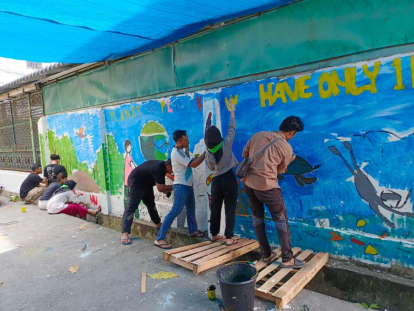 Peringati Hari Bumi, Berbagai Komunitas Gelar Melukis Beragam Pesan di Tembok Pemukiman Sekitar Walhi Riau