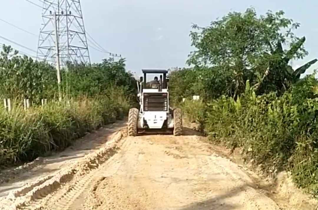 Warga Air Putih Perbaiki Jalan Rusak, PUPR Pekanbaru Janjikan Perbaikan Bertahap