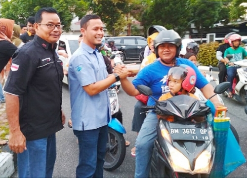 Pengprov IMI Riau Bersama Ribuan Member Komunitas Otomotif Bagi-bagi 5.000 Takjil di Tugu Keris Pekanbaru