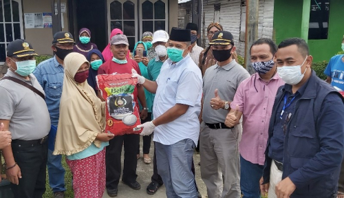 Bupati Siak Terima Bantuan Beras dari IKJR Kecamatan Tualang Peduli Covid-19