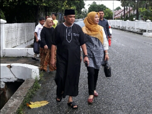 Edy Nasution Mengawali Langkahnya Menuju TPS dari Rumah Orang Tuanya dan Mengenakan Gamis