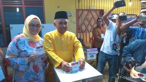Berpakaian Melayu Lengkap, Gubernur Riau dan Istri Nyoblos di TPS 21 Kelurahan Wonorejo