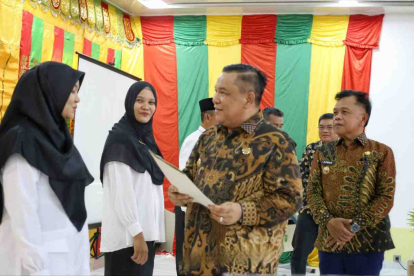 Pj Gubri SF Hariyanto Serahkan 35 SK PPPK Guru di Kepulauan Meranti
