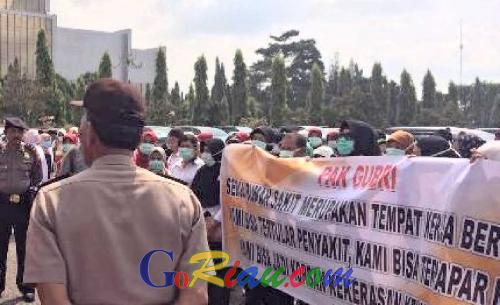 Duh, Ratusan Tenaga Medis Unjuk Rasa di Kantor Gubernur Riau