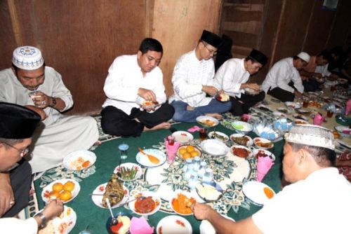 Jon Erizal Akhiri Safari Ramadan dengan Sahur di Rumah Warga