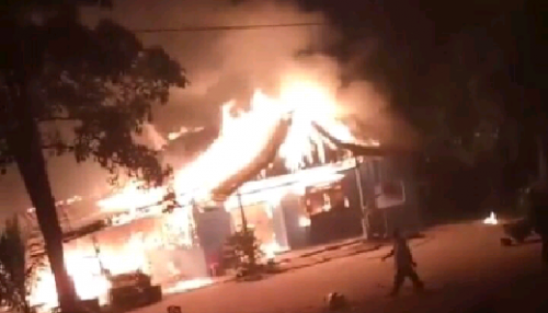 Diduga Korsleting, Kebakaran Hanguskan Rumah Makan di Pelalawan