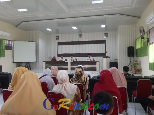 Kecewa dengan Kemenag, Wali Murid MAN Kuansing Tinggalkan Ruang Rapat