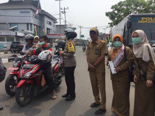 Inhil Diselimuti Kabut Asap, Marlis Syarif dan Kasatlantas Bagikan 4.500 Masker ke Masyarakat dan Anak Sekolah